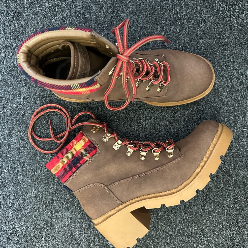 Tommy Hilfiger Women's Lug Sole Chelsea Booties